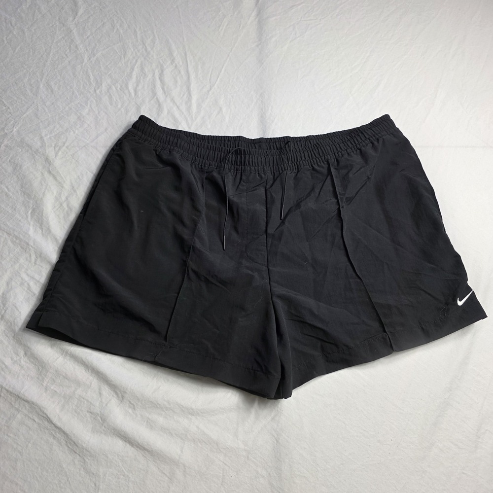 Nike women's shorts standard fit mid rise 5" XL